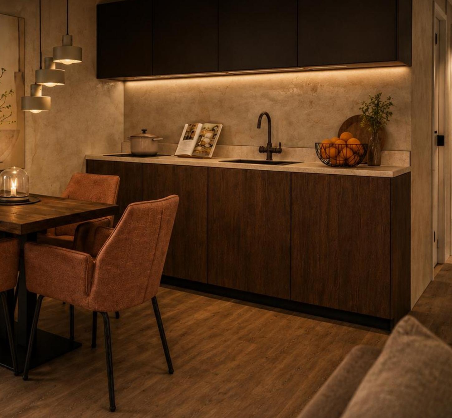 Luxe keuken met warme sfeerverlichting — Domaine de Pauliac